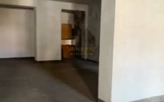 Четырехэтажное здание в центре города.