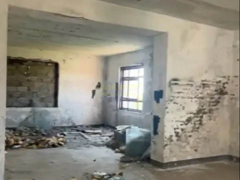 Четырехэтажное здание в центре города.