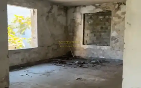 Четырехэтажное здание в центре города.