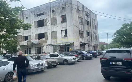 Четырехэтажное здание в центре города.