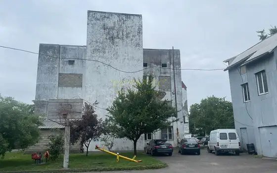 Четырехэтажное здание в центре города.