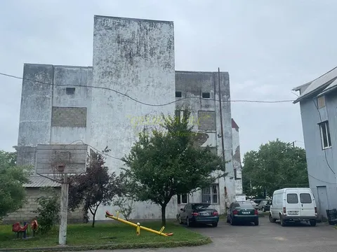 Четырехэтажное здание в центре города.