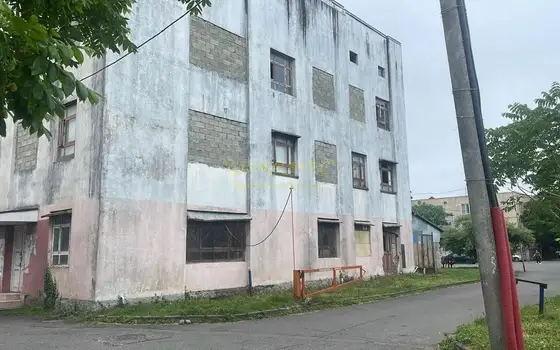 Четырехэтажное здание в центре города.