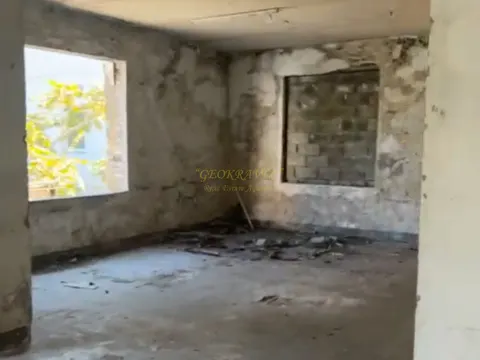 Четырехэтажное здание в центре города.