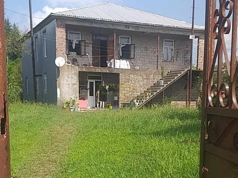 Продается дом с земельным участком.