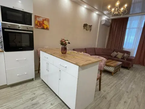 Сдается трехкомнатная квартира.