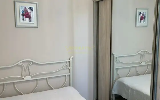 Сдается трехкомнатная квартира.