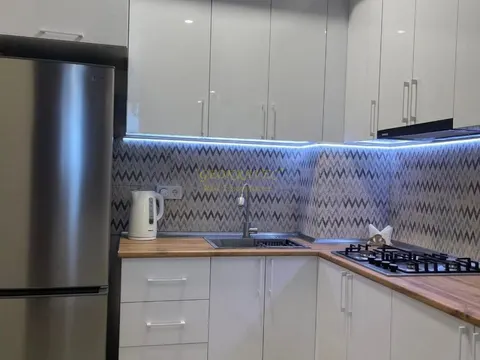 Сдается трехкомнатная квартира.
