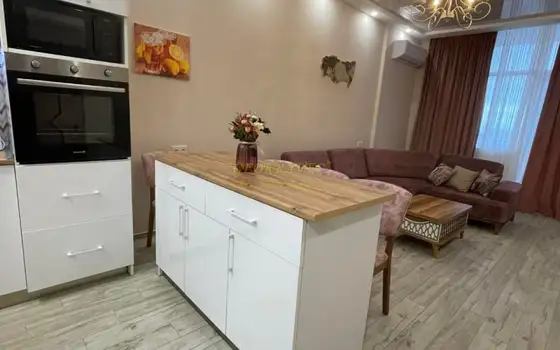 Сдается трехкомнатная квартира.