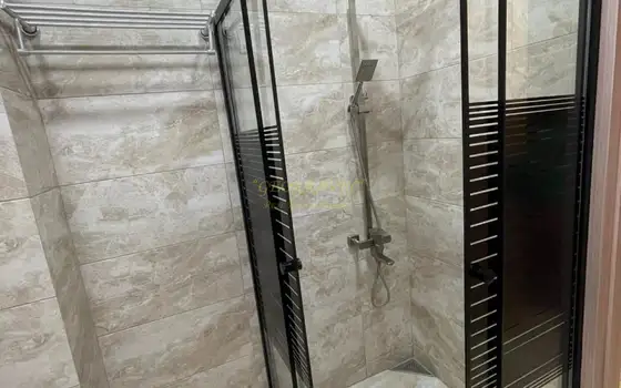 Сдается трехкомнатная квартира.