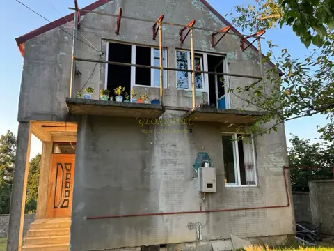 Собственный двухэтажный дом с видом на море.