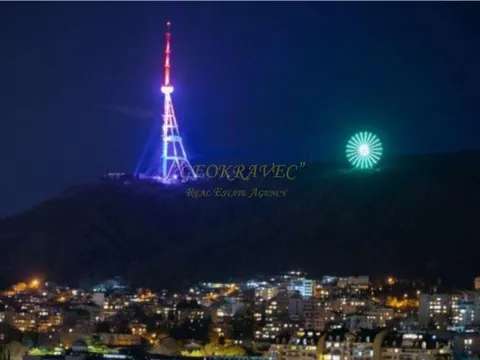 Продается 200 м2 квартира в старом Тбилиси на улице Агмашенебели.