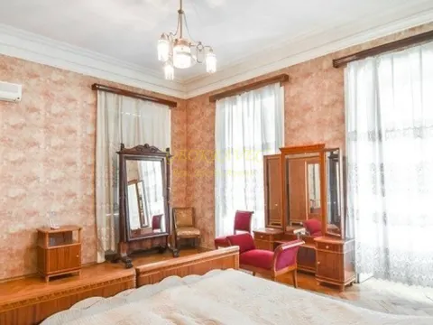 Продается 200 м2 квартира в старом Тбилиси на улице Агмашенебели.