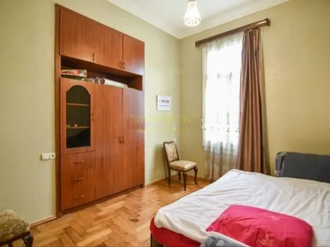 Продается 200 м2 квартира в старом Тбилиси на улице Агмашенебели.