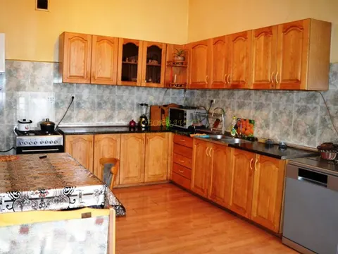 Продается 200 м2 квартира в старом Тбилиси на улице Агмашенебели.
