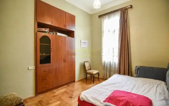 Продается 200 м2 квартира в старом Тбилиси на улице Агмашенебели.