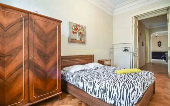 Продается 200 м2 квартира в старом Тбилиси на улице Агмашенебели.