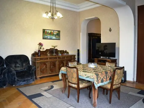 Продается 200 м2 квартира в старом Тбилиси на улице Агмашенебели.