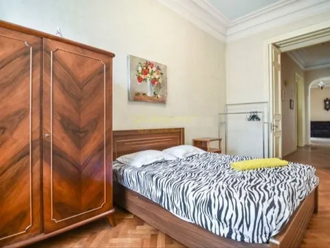 Продается 200 м2 квартира в старом Тбилиси на улице Агмашенебели.