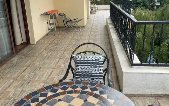 Трехкомнатная квартира на берегу моря в Чакви.