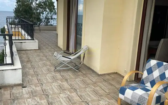 Трехкомнатная квартира на берегу моря в Чакви.
