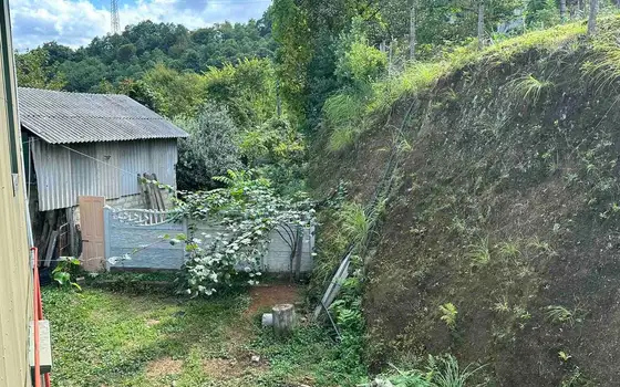 Дом с участком земли.