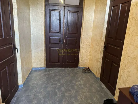 Дом с участком земли.