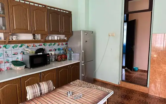 Дом с участком земли.
