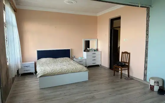 Дом с участком земли.