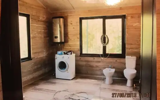 Частный  дом на берегу реки.