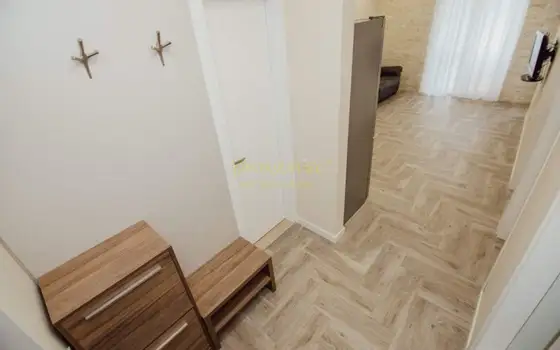 Продается трехкомнатная квартира недалеко от моря.