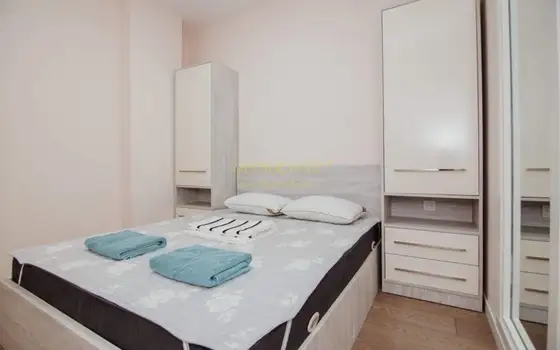 Продается трехкомнатная квартира недалеко от моря.