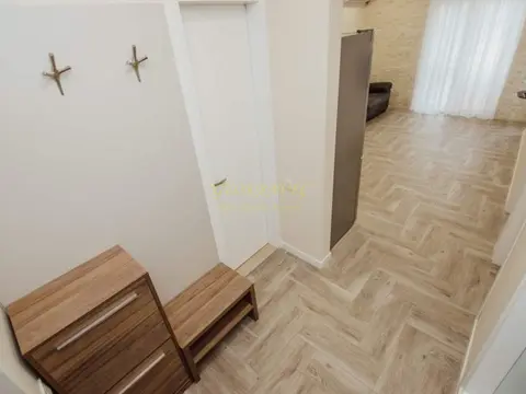 Продается трехкомнатная квартира недалеко от моря.