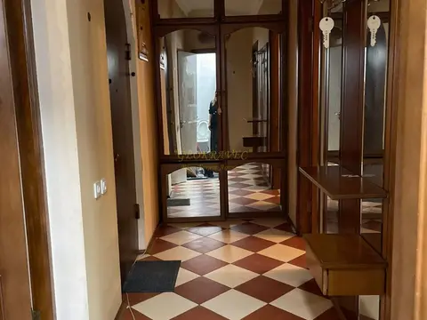 Трехкомнатная квартира в центре города.