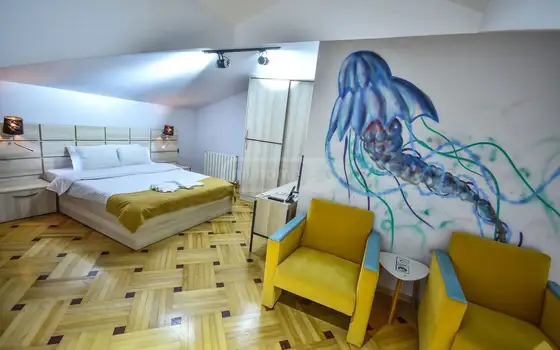 3-этажный отель в Старом Батуми у моря - изображение 1