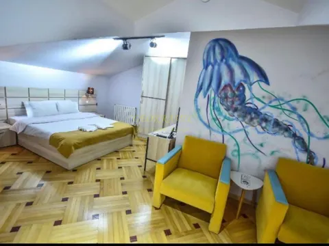 Трехэтажное здание в старой части города.
