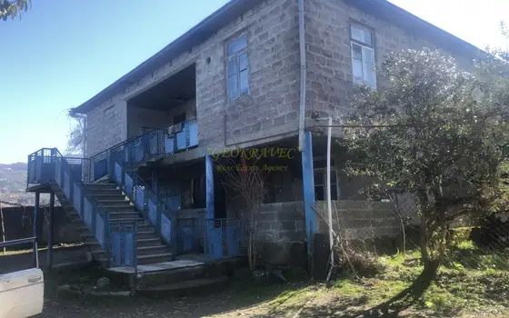 Продается частный дом на берегу реки Чаквисцкали с видом на горы в тихом месте в Чакви. Грузия. - სურათი 1