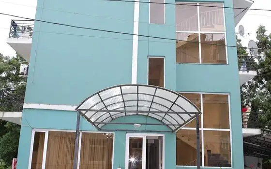 Гостиница в Уреки, рядом с церковью, вторая полоса от моря.
