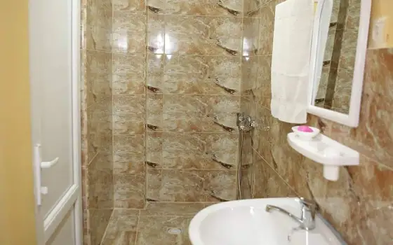 Гостиница в Уреки, рядом с церковью, вторая полоса от моря.