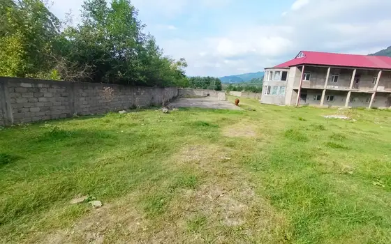Земельный участок в тихом районе.