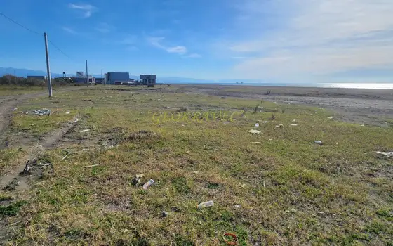Земельный участок на берегу моря.