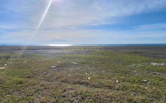 Земельный участок на берегу моря.