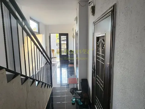 Продаются две квартиры.
