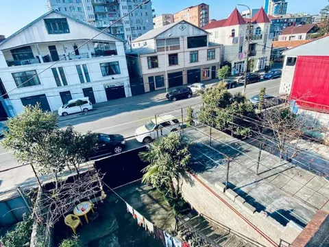 Продается трех этажный частный дом в городе Батуми.