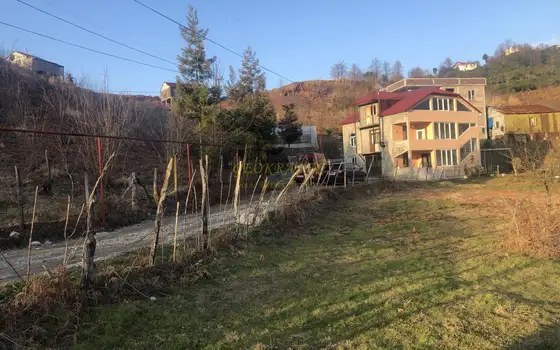 Продается земельный участок с видом на горы в тихом районе в Чакви. Грузия.