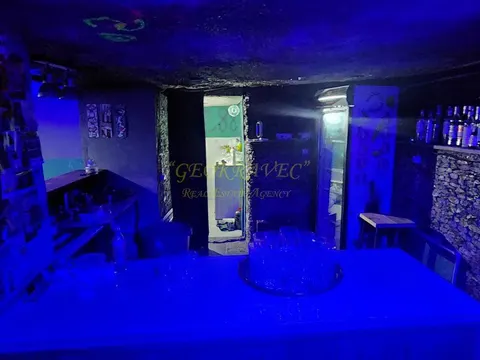 Продается коммерческое помещение в центре города.