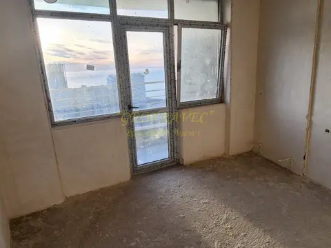 Трехкомнатная квартира с видом на море и горы.