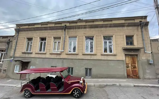 Двухэтажный каменный дом в Старом Тбилиси - изображение 1