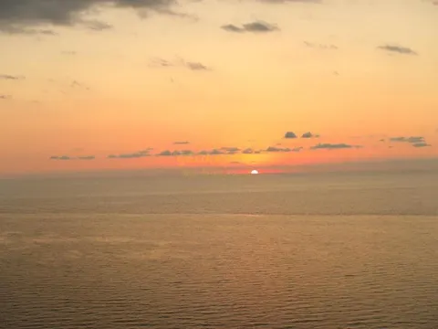 Действующая гостиница у моря с видом на море.