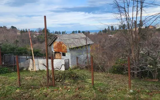 Продается земельный участок в Цихисдзири с видом на море и горы.